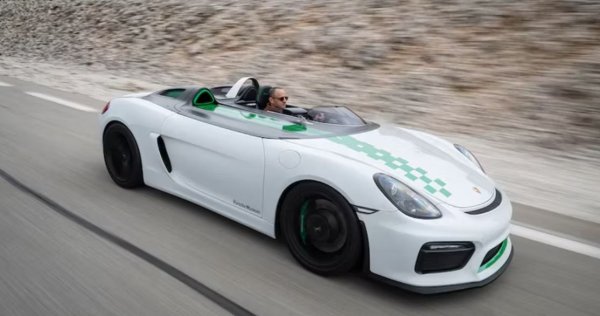 Porsche Boxster Bergspyder щеше да бъде толкова забавна кола, ако беше стигнал до пазара. По същество това е Porsche Boxster Spyder без покрив, предно стъкло, пътническа седалка и т.н., който е създаден в знак на почит към Porsche 909 Bergspyder от 1968 г. 909 Bergspyder беше най-лекият състезателен автомобил, използван от Porsche, с тегло под 400 кг.

Boxster Bergsyder е един тон по-тежък от 909, но е и много по-мощен. Boxster Bergspyder също включва елементи от 918 Hypercar като волан, габарити и вентилационни отвори. Използваният двигател е 3,8-литров, плосък и 6-цилиндров от Cayman GT4 с 380 к.с.
